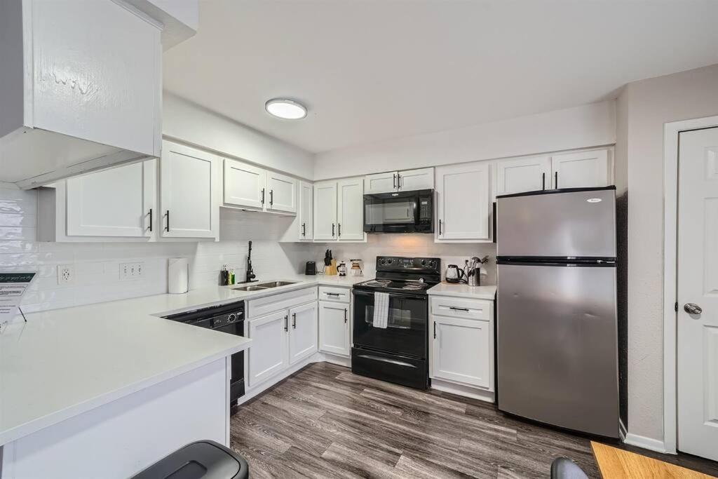 Your Modern 2B Getaway - W/D, Pool, Prkg - 10min to DTWN - 3