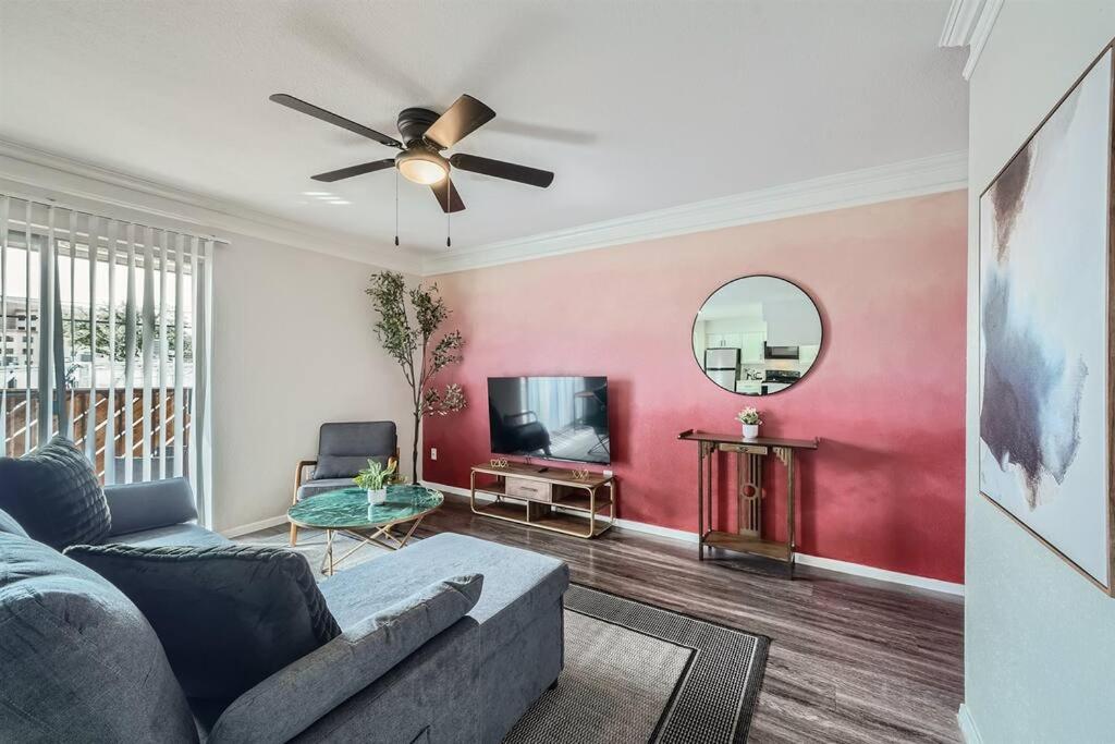 Your Modern 2B Getaway - W/D, Pool, Prkg - 10min to DTWN - 5