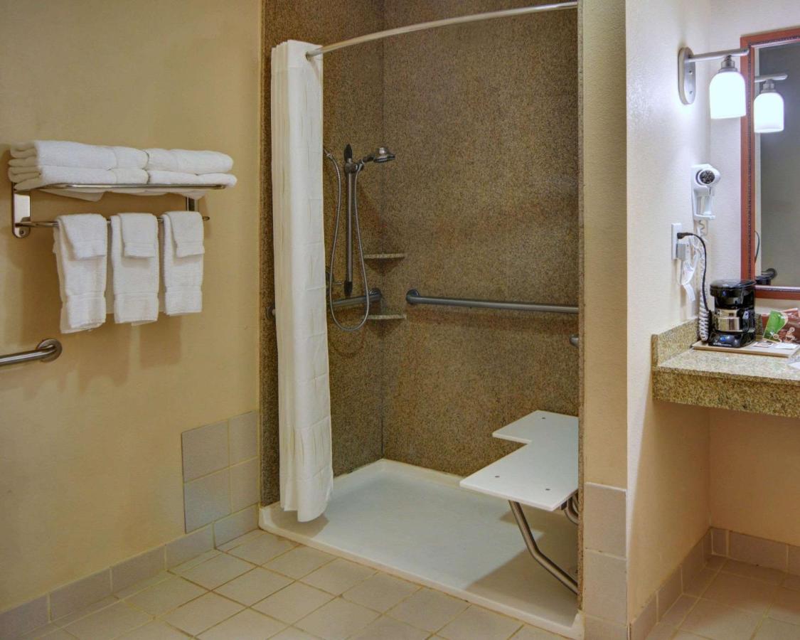 Quality Suites Near Cedar Creek Lake — photo 11