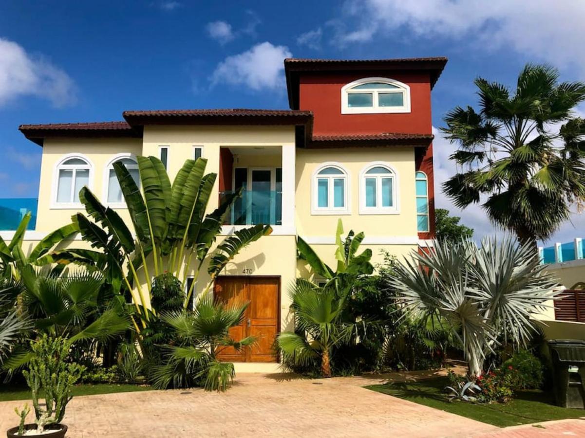 Villa and Pool walk to Palm Beach ideal for GROUPS