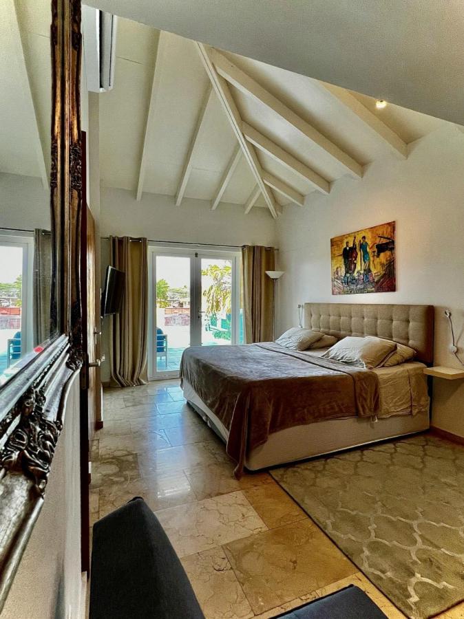 Villa and Pool walk to Palm Beach ideal for GROUPS - 2