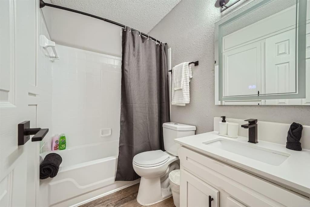 Your Chill 2B Getaway - 10min to DTWN - W/D, Pool, Prkg - 2