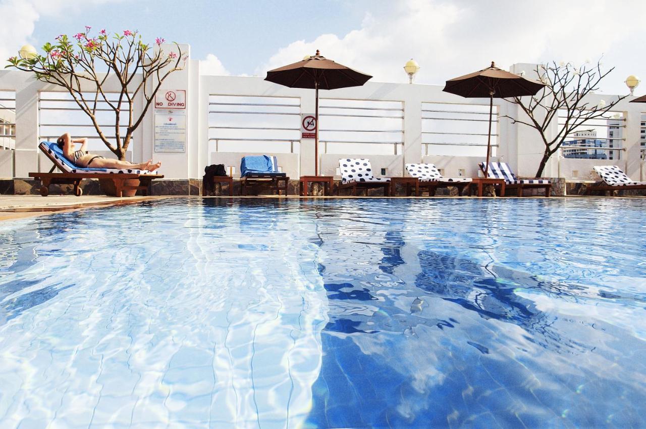 Rooftop swimming pool: Zenith Sukhumvit Hotel - SHA Extra Plus