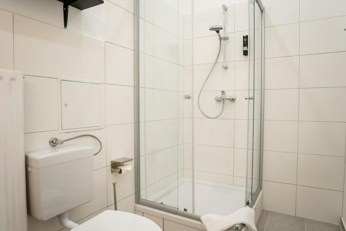 Spacious 3BR plus AC Self Check-in Street Parking - 3