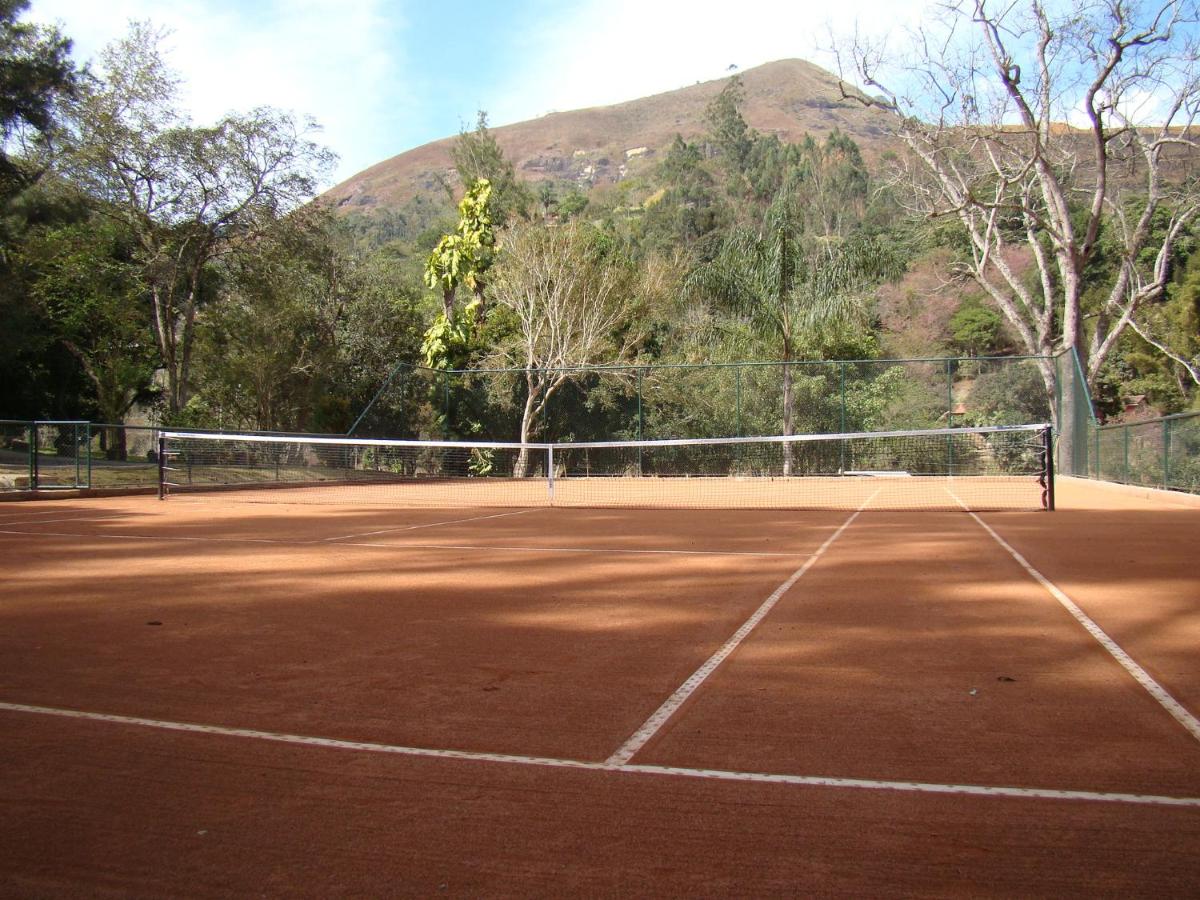 Tennis court: Pousada Les Roches