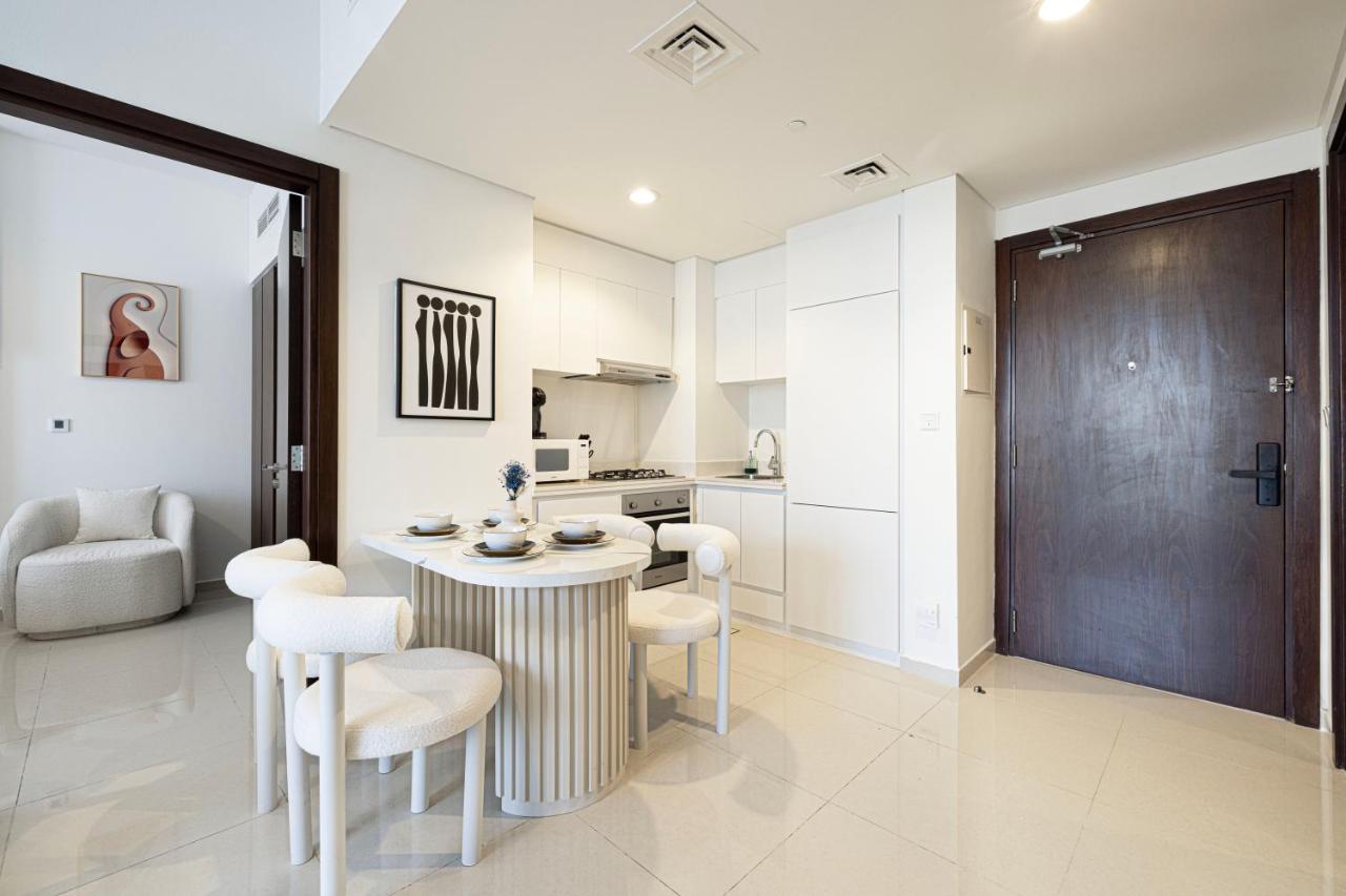 Modern Two Bedroom Apartment with Private Balcony By HSHOME - Downtown Dubai - 4