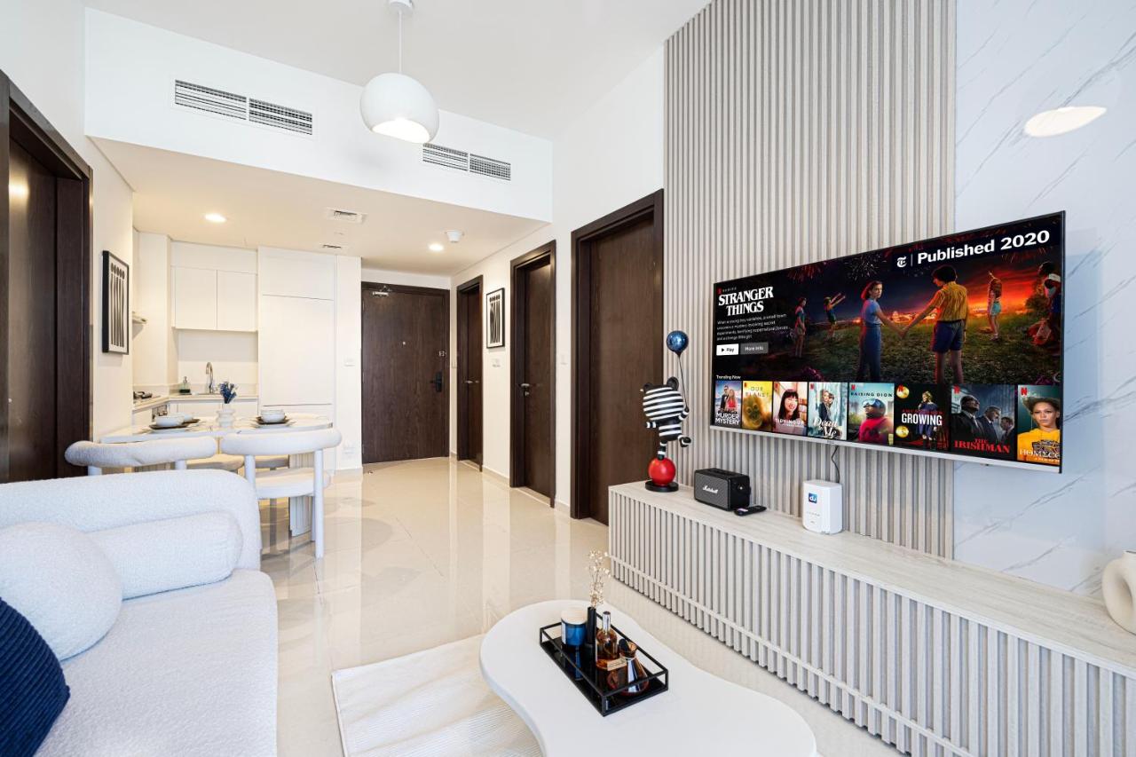 Modern Two Bedroom Apartment with Private Balcony By HSHOME - Downtown Dubai - 2