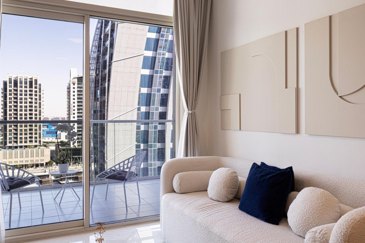 Modern Two Bedroom Apartment with Private Balcony By HSHOME - Downtown Dubai - 3