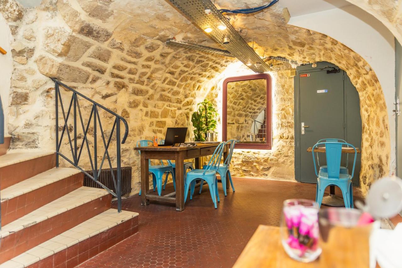 Young and Happy Latin Quarter by Hiphophostels - 4