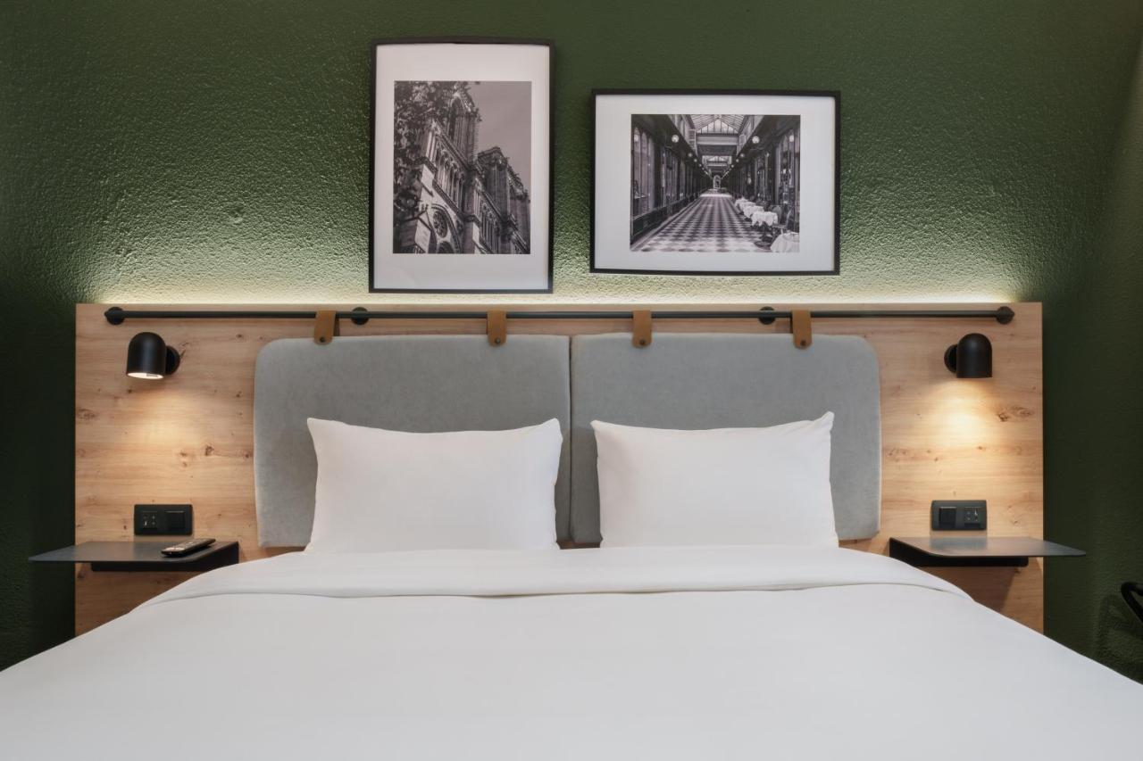 Een bed of bedden in een kamer bij Campanile Prime Paris 19 - La Villette