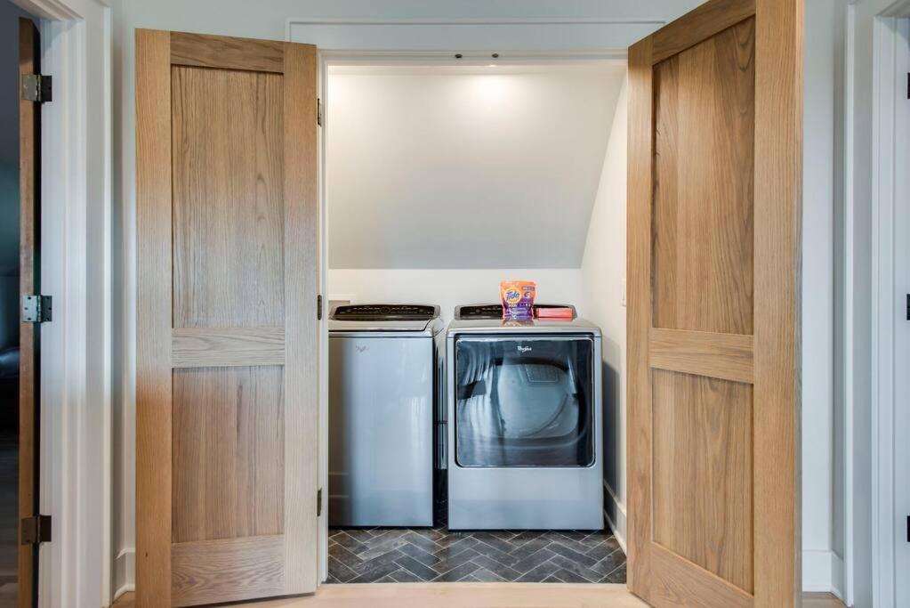 Lux West Nash Tudor 4mi to DT Sleeps 9 - 2