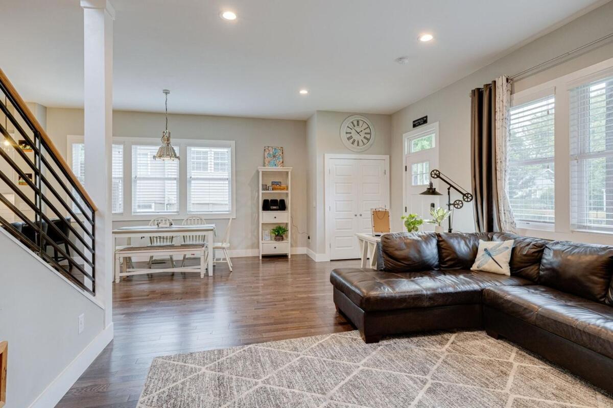 Large East Nashville Home with Game Room sleeps 12 - 5