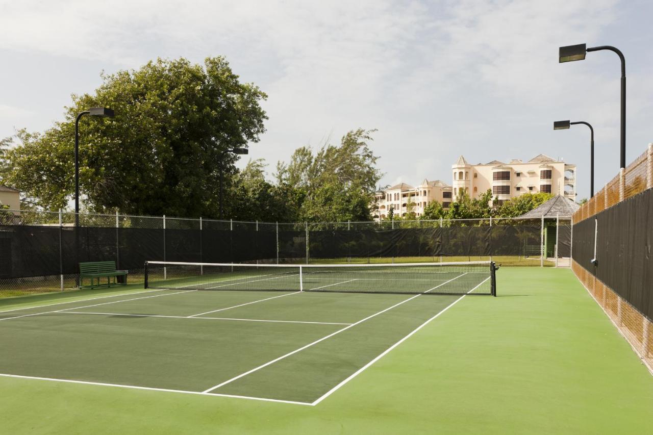 Tennis court: The Crane Resort