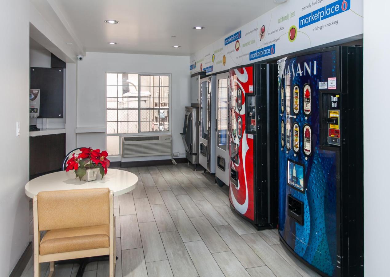 Motel 6 Hollywood - 4