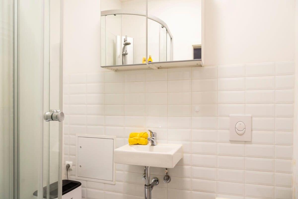 Cosy Two BR plus Self Checkin plus Street Parking - 3