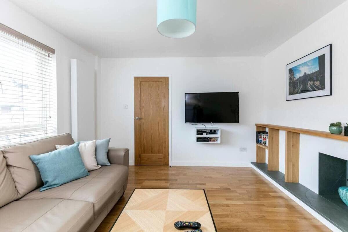Spacious Modern Garden Family Home - 5