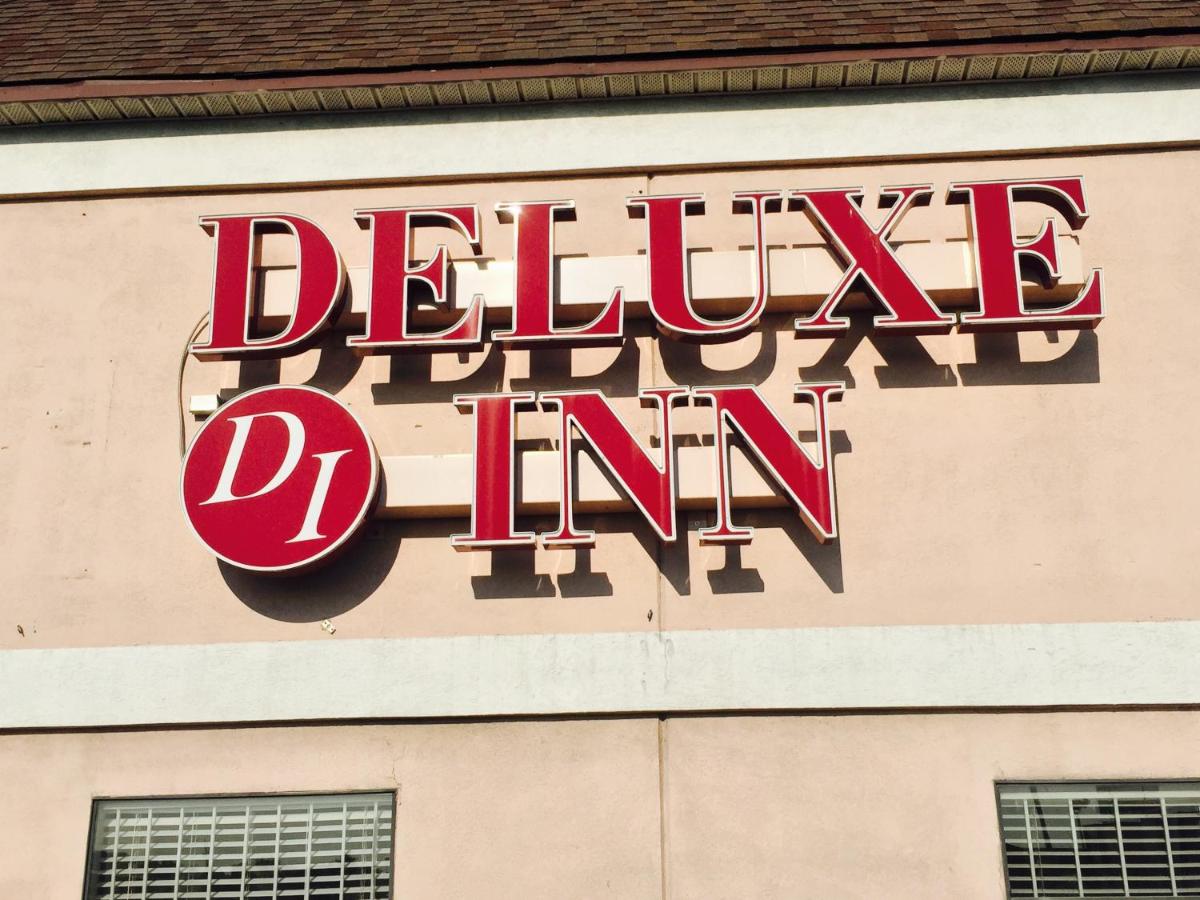 Deluxe Inn — photo 20
