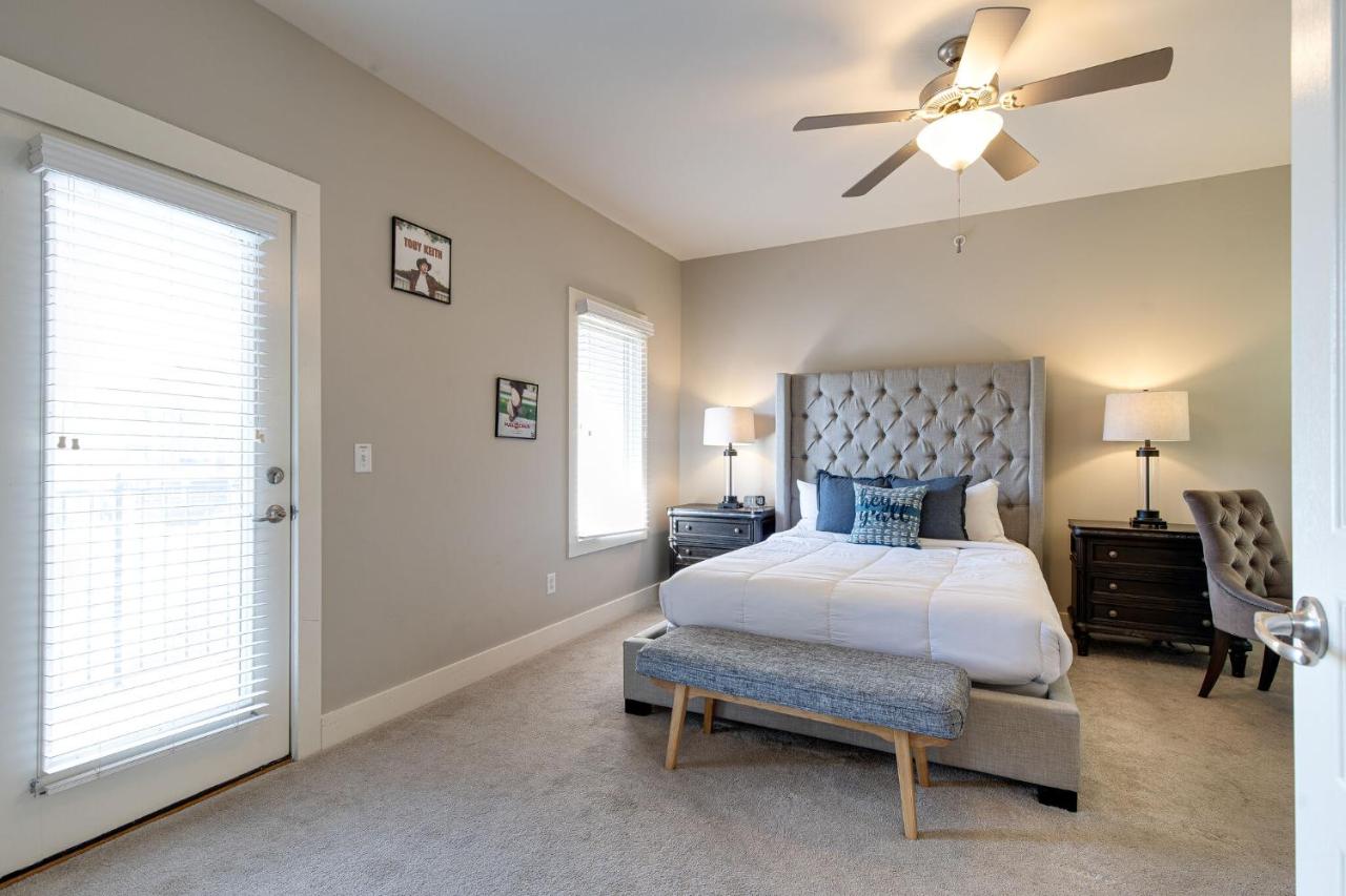 The Celebrity - Minutes to Broadway with a Balcony - 3