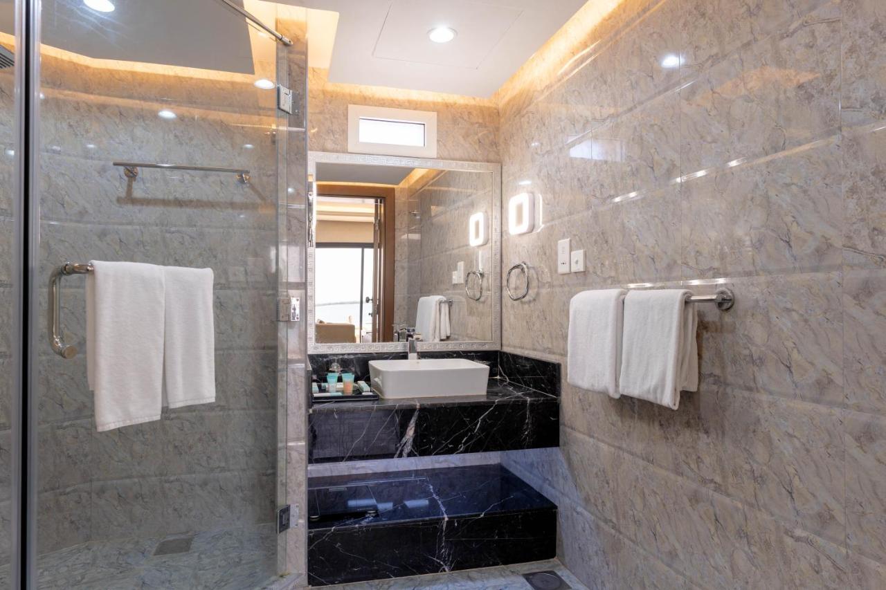 Deluxe King Room with Pool View