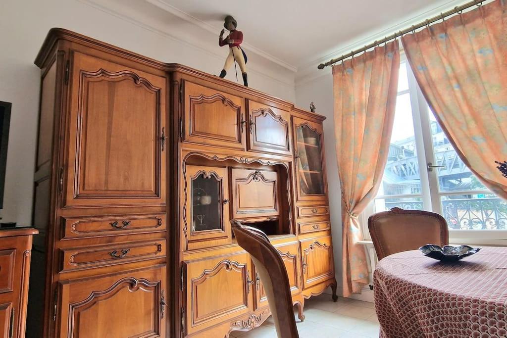 Christina : A deux pas de la Tour Eiffel - 5