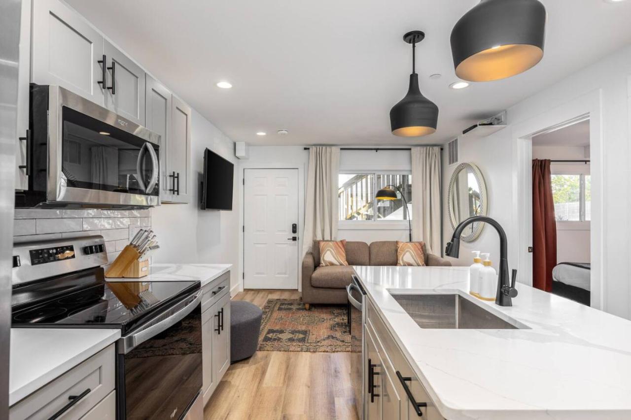 Bright Condo by Vanderbilt and Belmont, 3 miles to Downtown