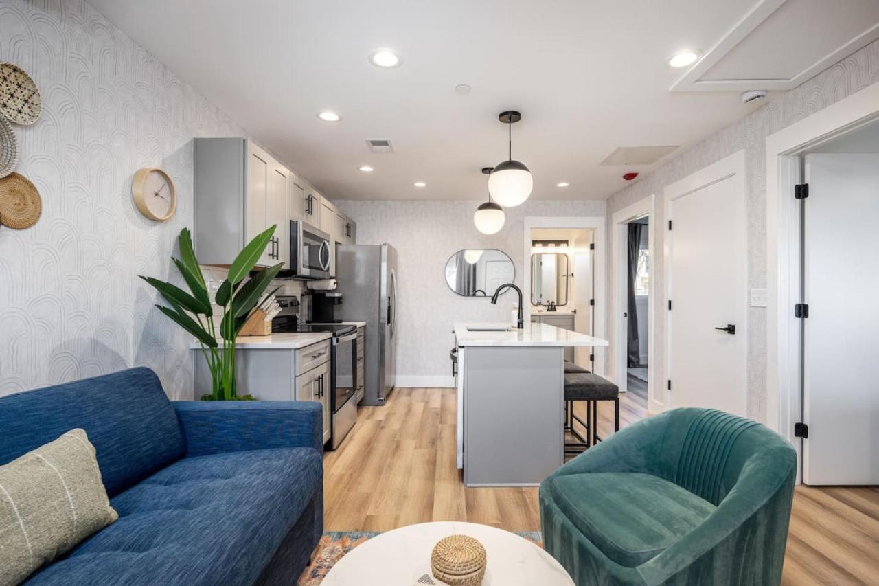 Walk to Restaurants from Condo, by Hospitals, 3 miles to Downtown - 5