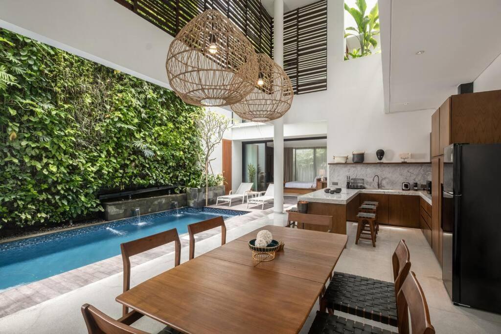 Villa Talisman - Stylish Canggu with Rooftop Villa 5 mins to Beach
