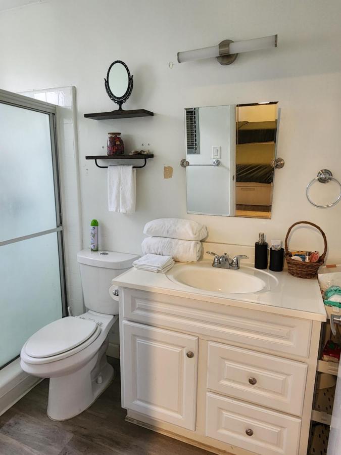 Cozy Private Room & Bath Central Location LA - 4