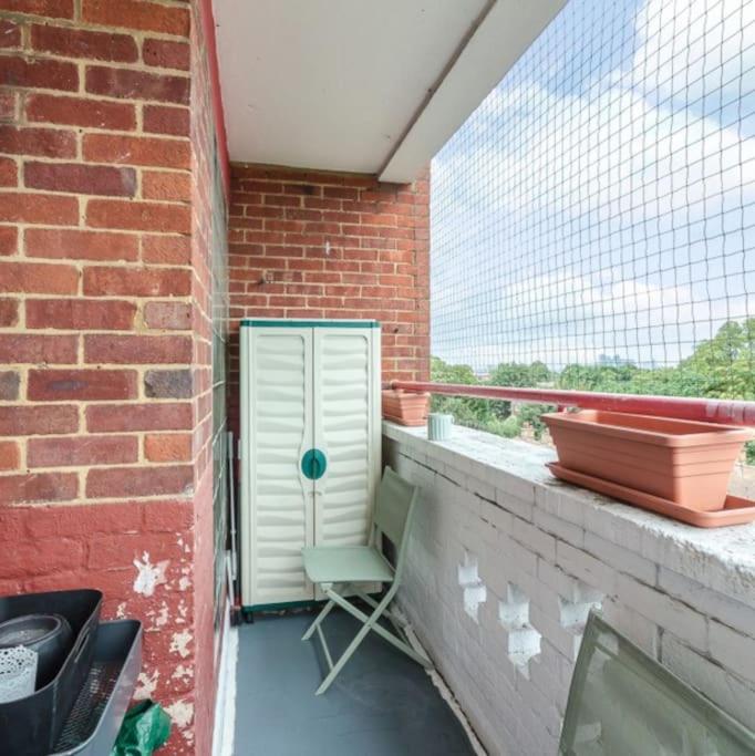 Top Floor 1 Bedroom Apartment with views over London - 5