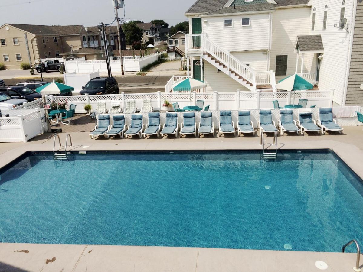 Sand Pebble Motor Lodge — photo 15