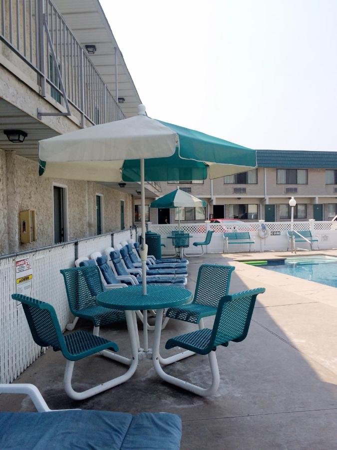 Sand Pebble Motor Lodge — photo 17