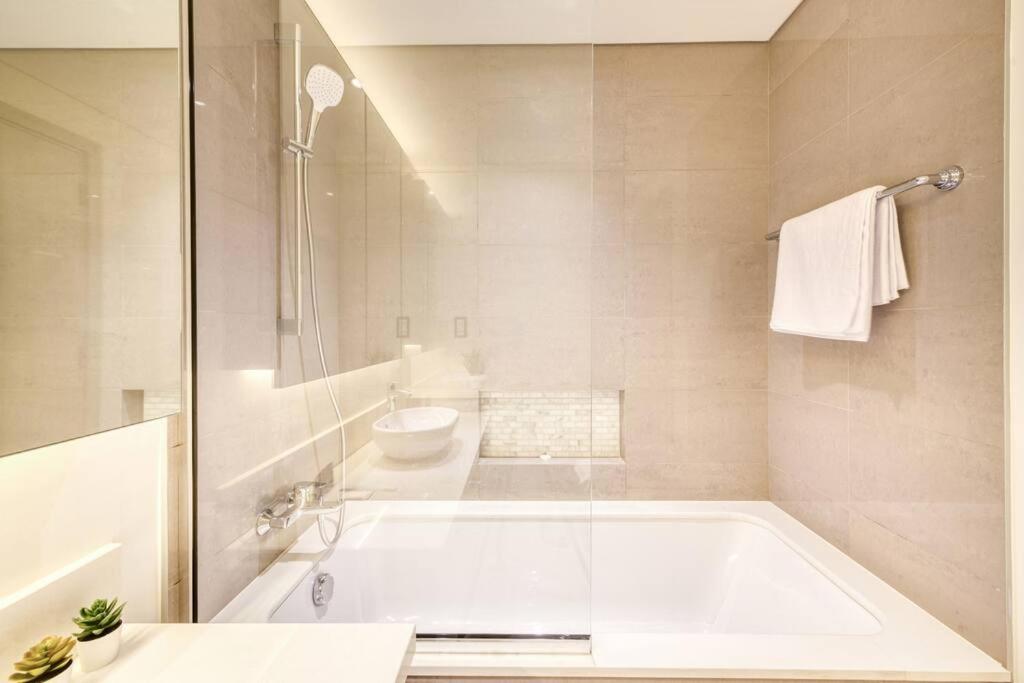 Cozy 1BR Haven in The Cove, Dubai Creek Harbour - 3