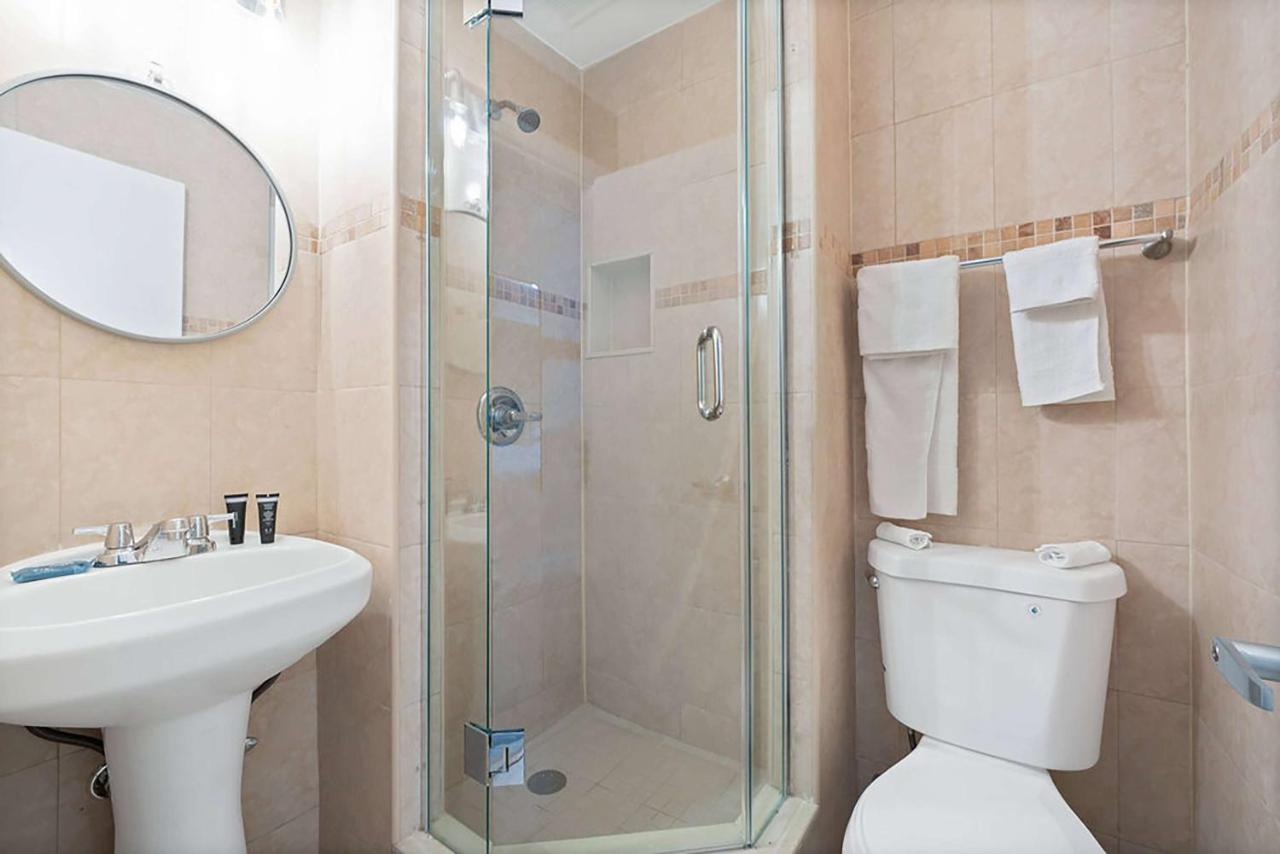 Atrium Hotel, Trademark Collection by Wyndham - 3