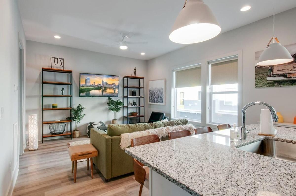 East Nash Lux - 13 Beds & City Views - 4