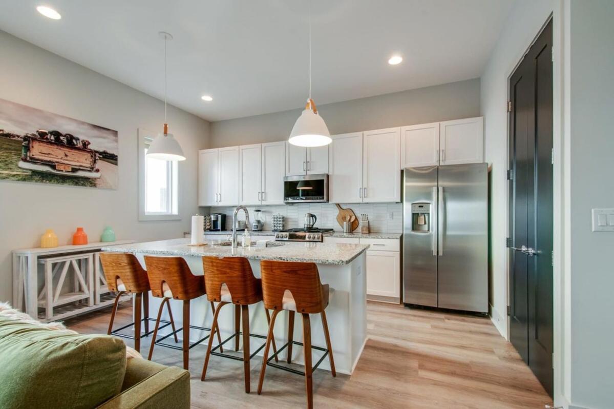 East Nash Lux - 13 Beds & City Views - 2