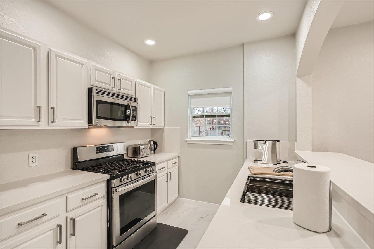 Chic 8BR Retreat Central East Austin for Large Groups - 2