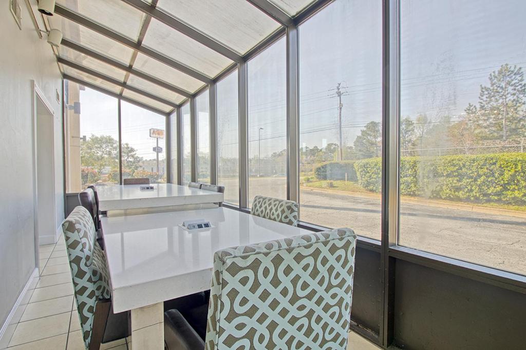 Regency Inn & Suites — photo 14