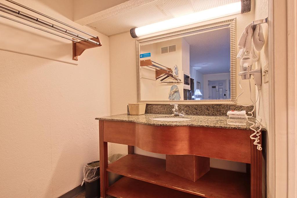 Regency Inn & Suites — photo 19