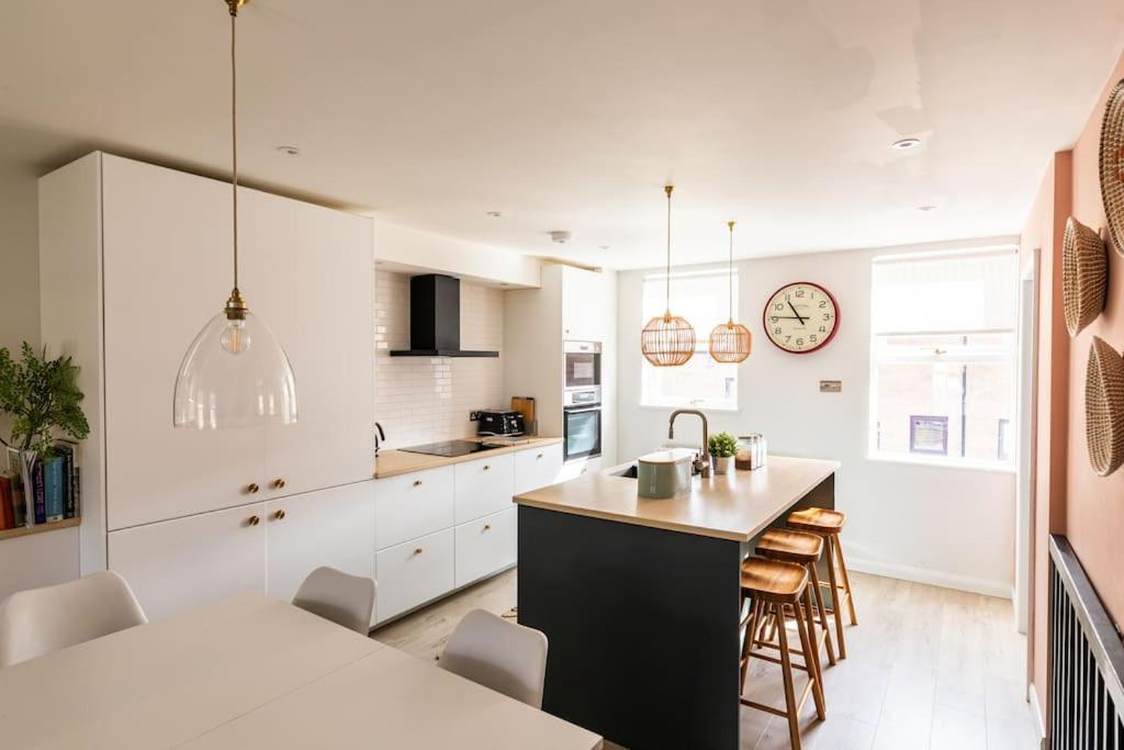 Premium Central House w Parking - Walk Everywhere - 3