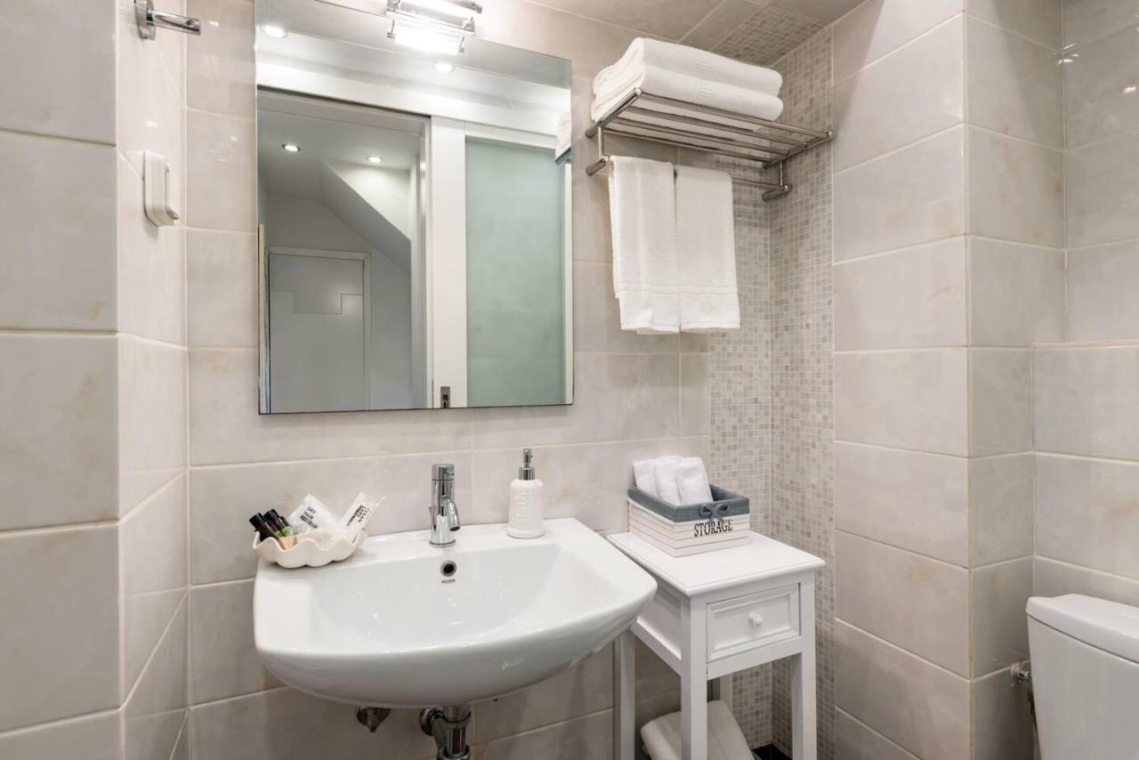 Mykonian Marvel: A Tranquil Oasis in the Old Town! - 3