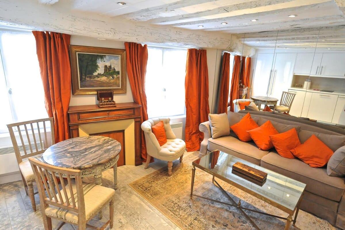 Tenderness at Notre Dame, DELACROIX - 4