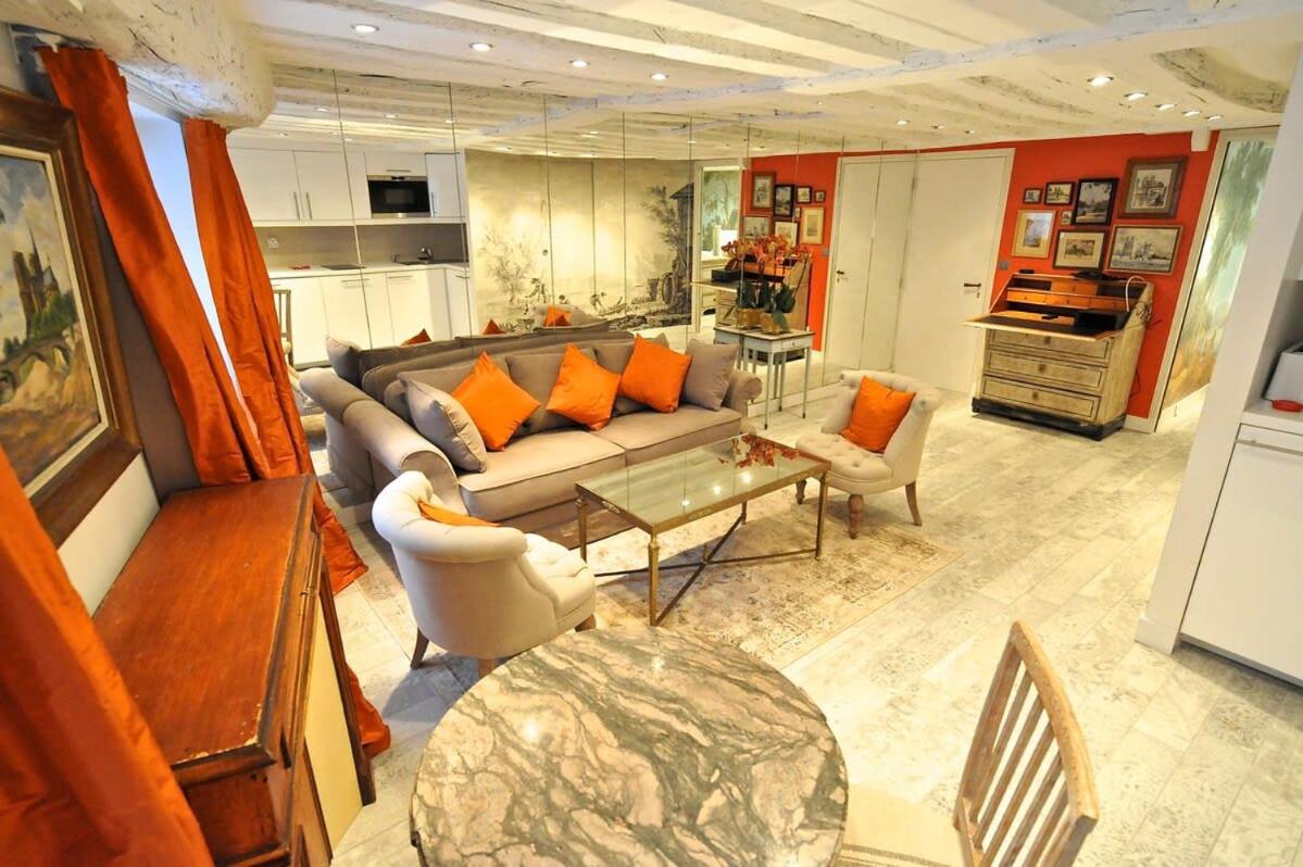 Tenderness at Notre Dame, DELACROIX - 2