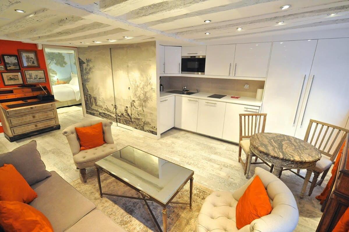 Tenderness at Notre Dame, DELACROIX - 5