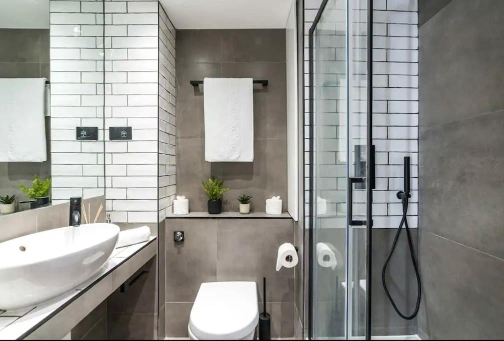 3 x Bedroom Riverside Flat with HOT TUB on Roof Terrace - 3