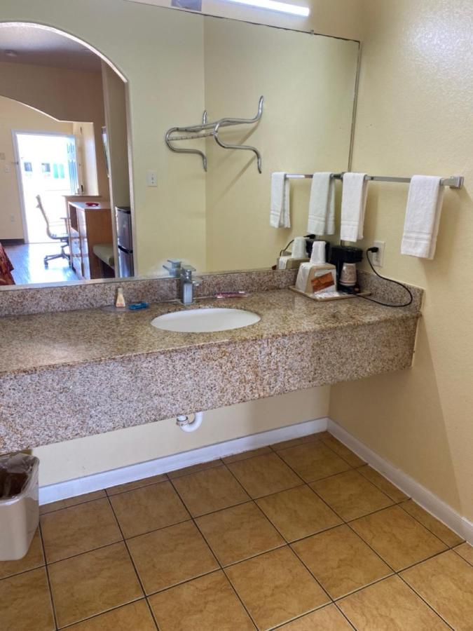 Relax Inn Angleton, TX — photo 3
