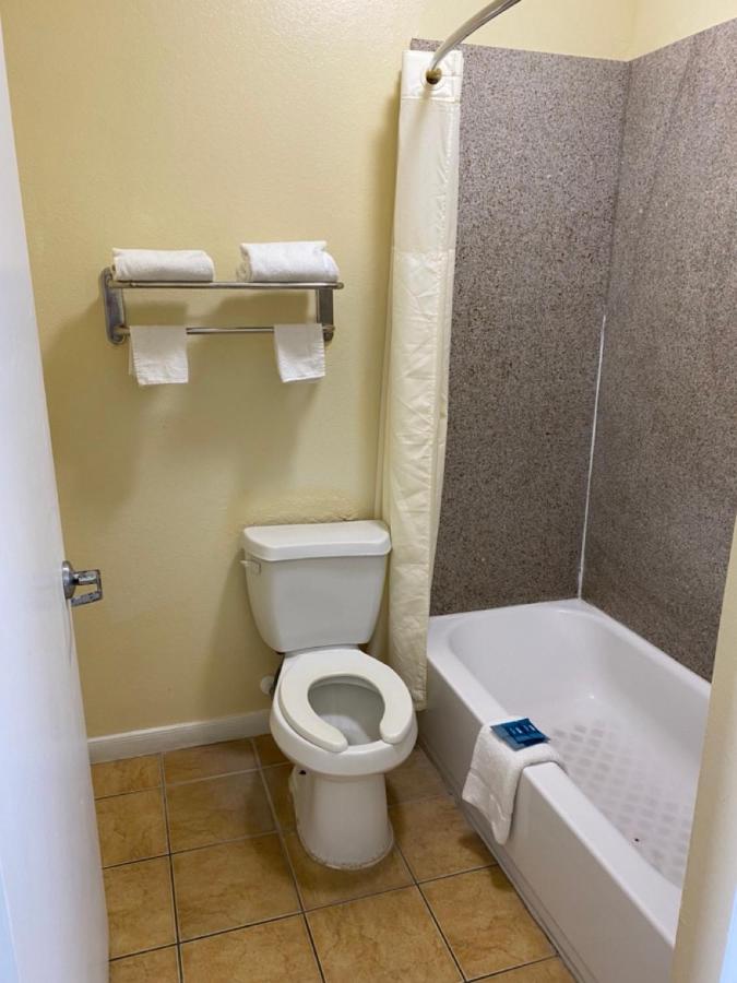 Relax Inn Angleton, TX — photo 8