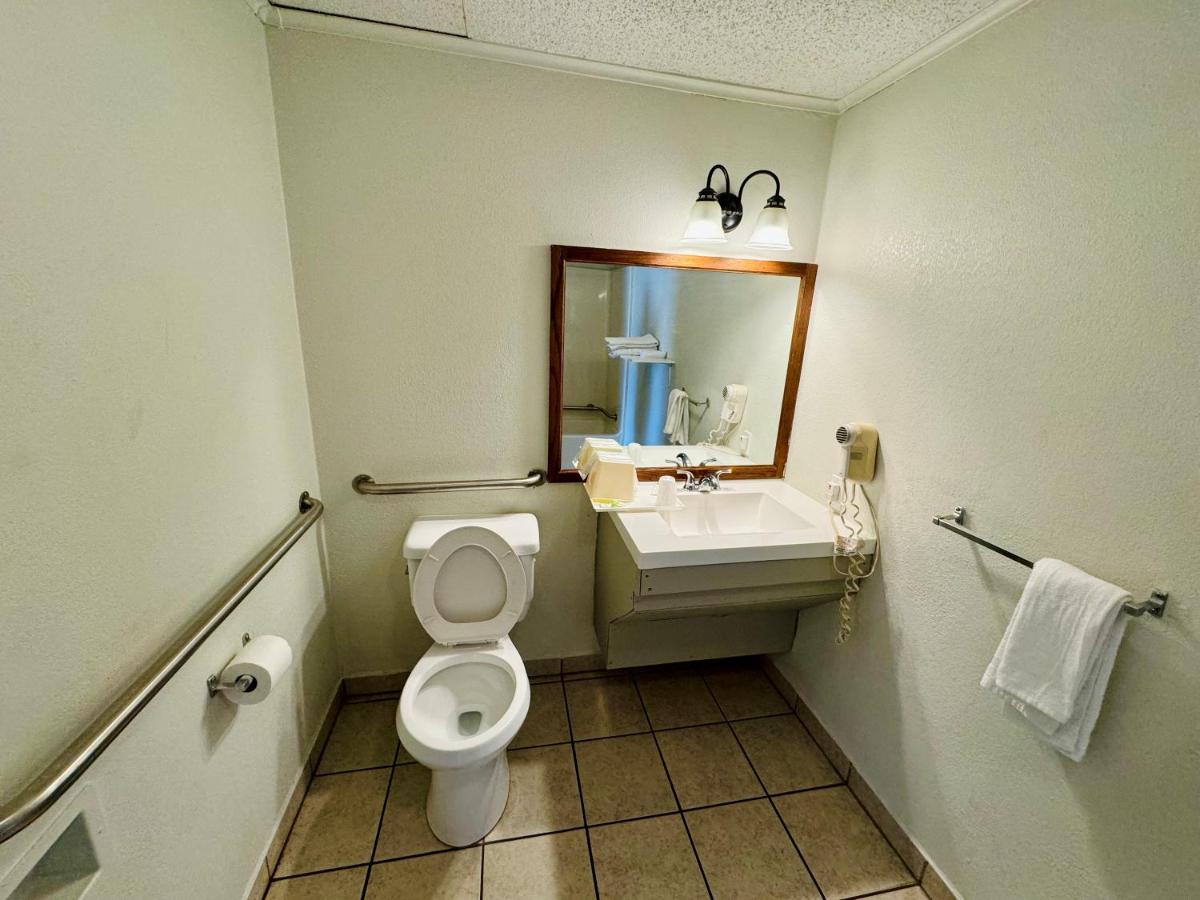Knights Inn Davenport — photo 21