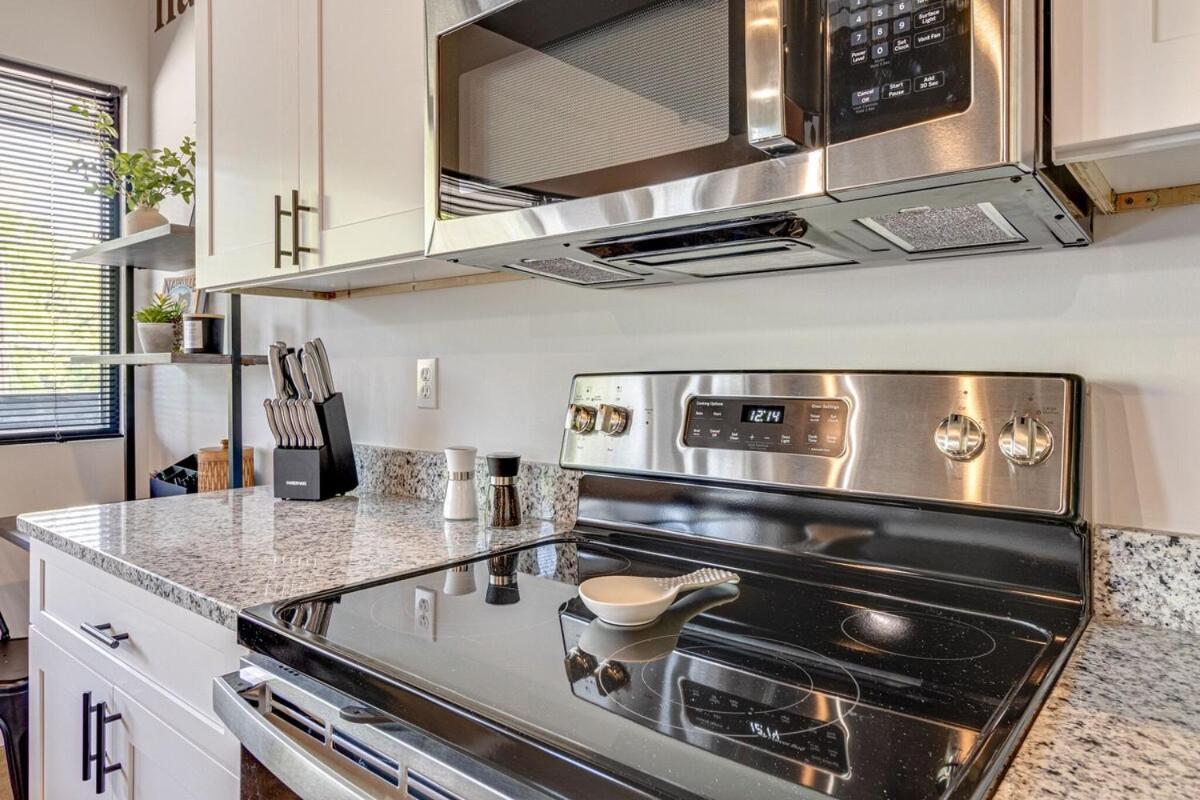 Studio with 2 Queen Beds 7 mins to DT - 2