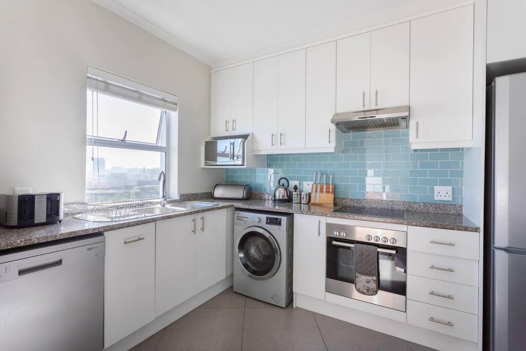 Bloubergstrand 2 Bedroom Beachfront Apartment - 2