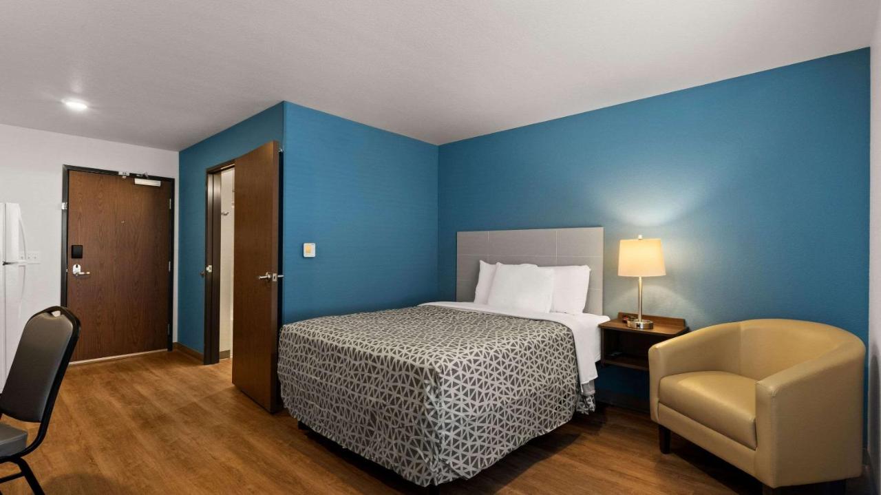 WoodSpring Suites Greeley — photo 22
